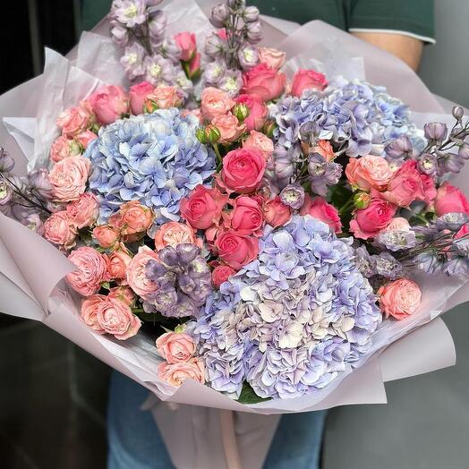 БУКЕТ ИЗ ДЕЛЬФИНИУМА И САДОВЫХ РОЗ