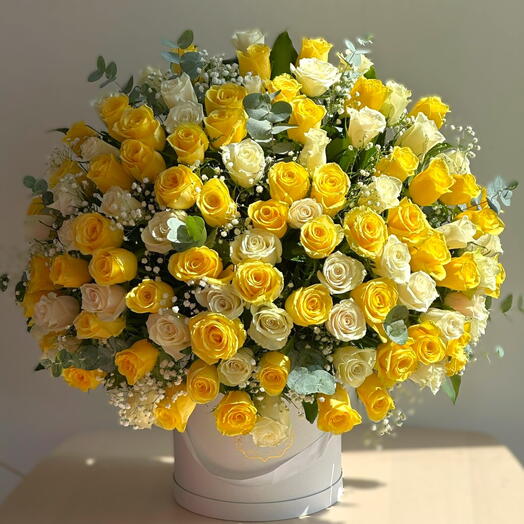 101 roses blanches et jaunes dans une boîte de luxe | Composition florale élégante | Livraison à Dubaï