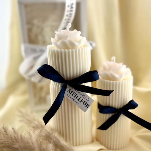 Набор из 2 соевых столбиковых свечей с розой- ручная работа