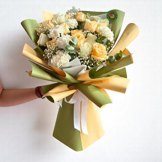 "Персиковая Гармония | 11 персиковых роз, белые розы   гвоздики – Элегантный смешанный букет"