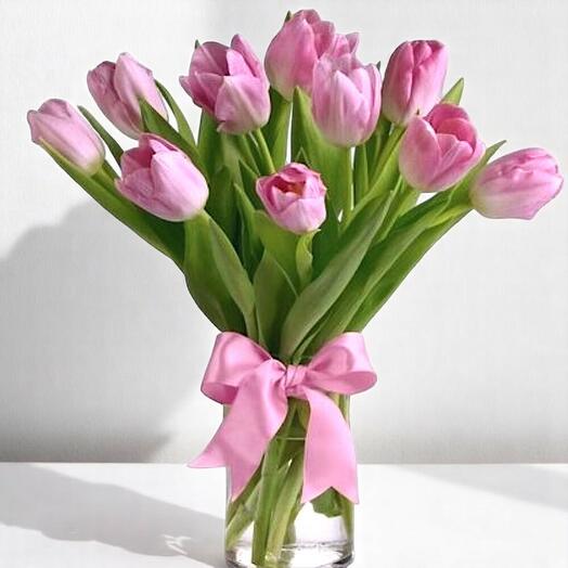 Розовый тюльпан со стеклянной вазой