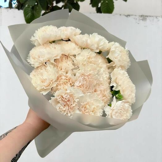 Bouquet élégant Shaneal de 49 roses Corniche Beach – Arrangement floral raffiné pour des moments spéciaux