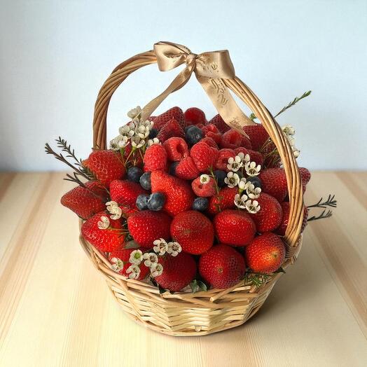 Корзина смешанных ягод