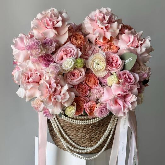 «Rome» basket (size M) — ranunculus, French rose, Juliet rose, Ohara rose