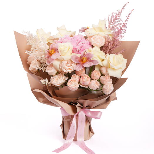 Элегантный букет в оттенках румянца и слоновой кости