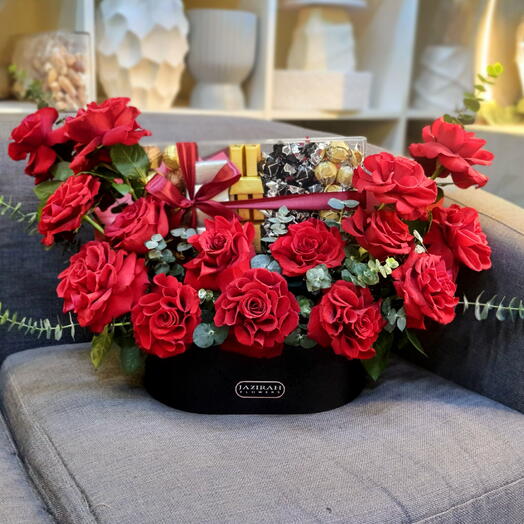 Шоколад со свежими цветами в кожаной коробке