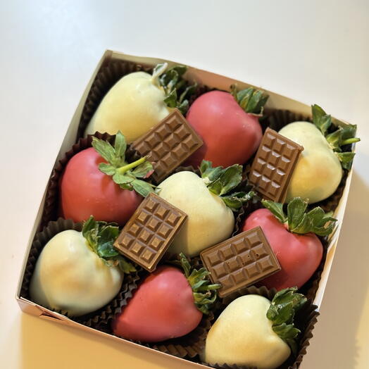 Подарочная коробка с шоколадом и клубникой на день рождения