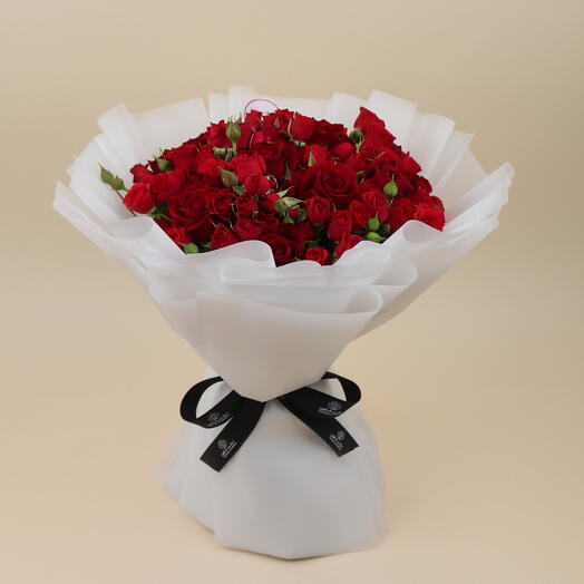 Роскошный букет из 99 красных кустовых роз для годовщины или дня рождения