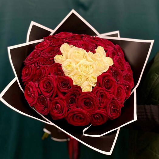 Ramo de 51 rosas rojas y blancas "Amor"