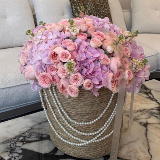 Chanel Garden: Una gran cesta de hortensias rosas, rosas y matthiolas