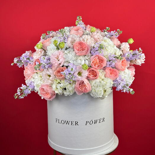 Апрельное очарование: коробка гортензий, роз и маттиол