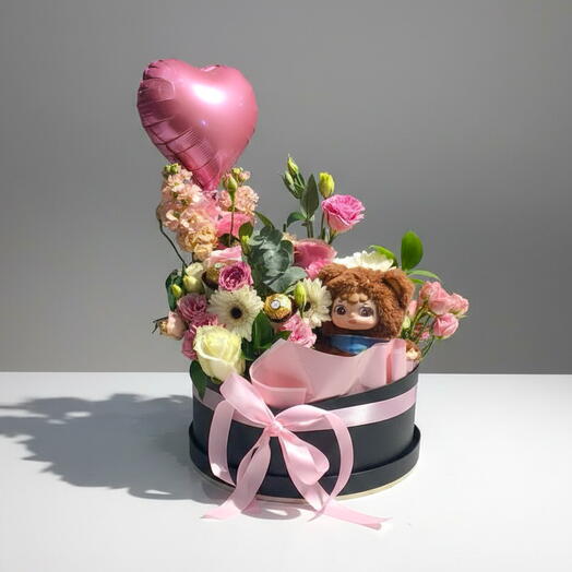Цветочный подарочный набор к Дню матери - брелок в виде сумочки, воздушный шар, цветы и шоколад