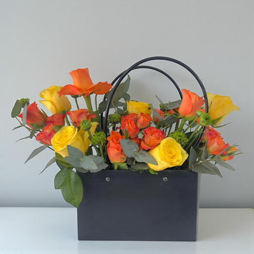 Sac de roses joyeuses | 13 roses jaunes et oranges dans un sac cadeau | Livraison le jour même à Dubaï