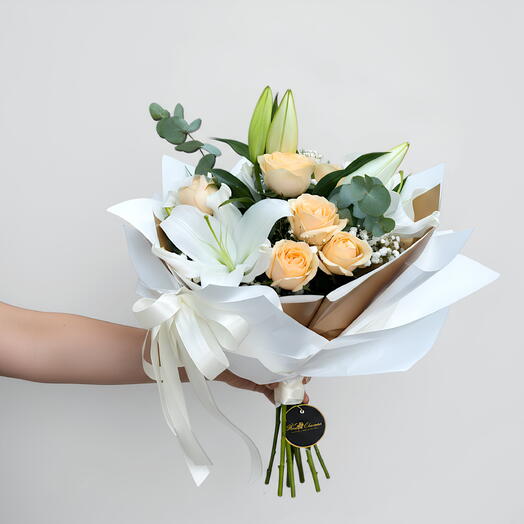 🌸 Букет белых лилий и персиковых роз – элегантная ручная связка | Доставка свежих цветов Дубай