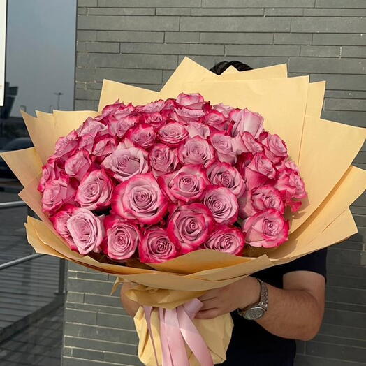 D-PURPUL РОЗА В БУКЕТЕ