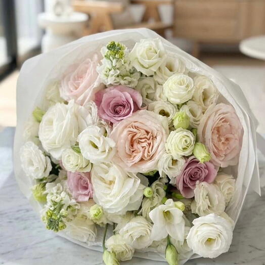 bouquet de fleurs avec des roses et des eustomas