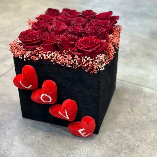 Розы Evered с гипсофилой квадратная коробка