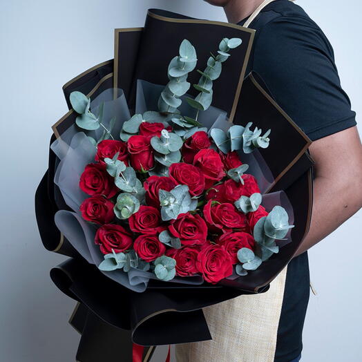 25 Red Roses And Eucalyptus-1437