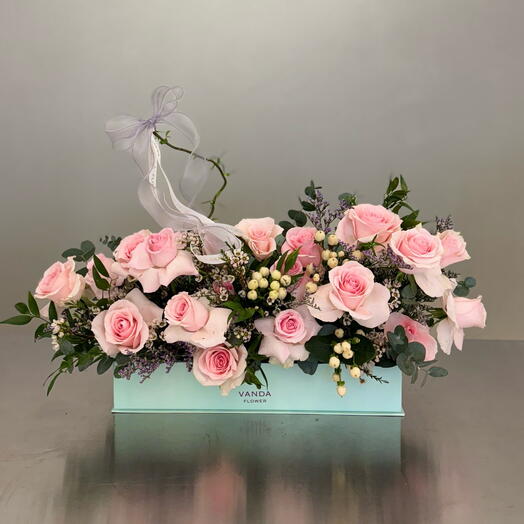 Розовая роза в коробке