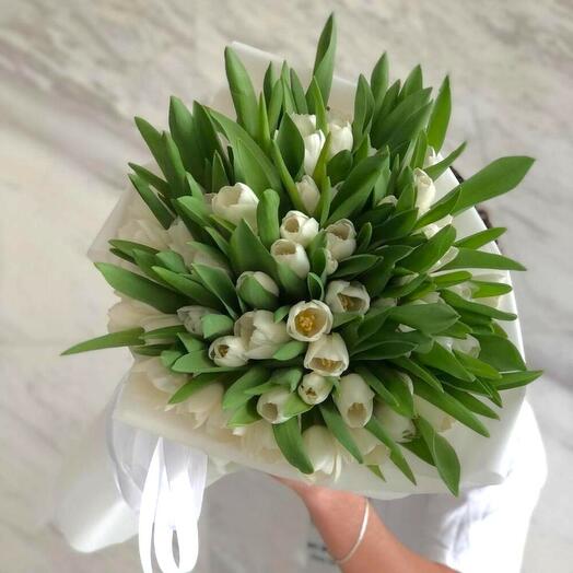 Стильный букет из 59 белых тюльпанов – минималистичный цветочный подарок для особых случаев