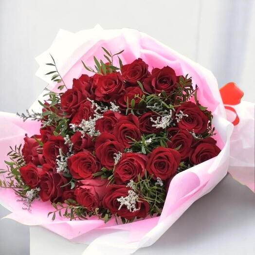 Luxurious red roses bouquet