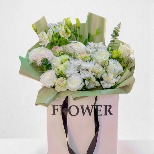 Белые цветы в пакете