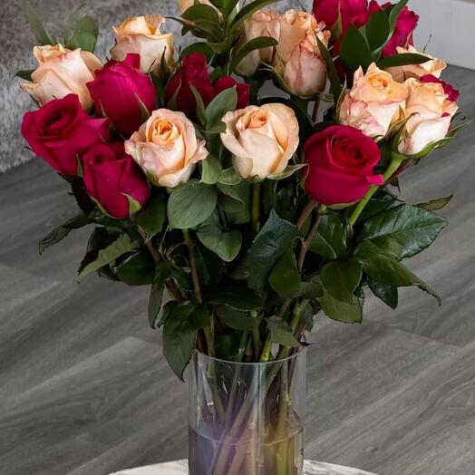 Jarrón con rosas rojas y rosas color melocotón