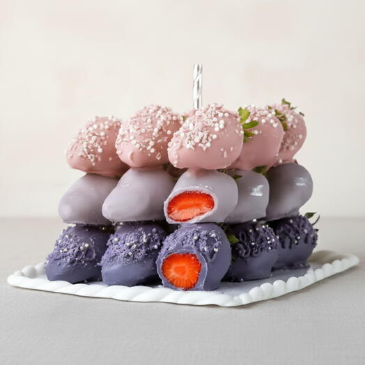 Куб из клубники в фиолетовом омбре