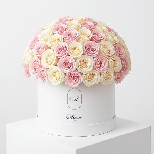 Роскошная композиция из смешанных роз в шляпной коробке