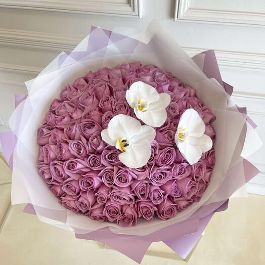 Оттенки любви _ Букет из 99 роскошных пурпурных роз с белой орхидеей на годовщину или день рождения