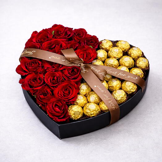 Rosas rojas y Ferrero en caja con forma de corazón