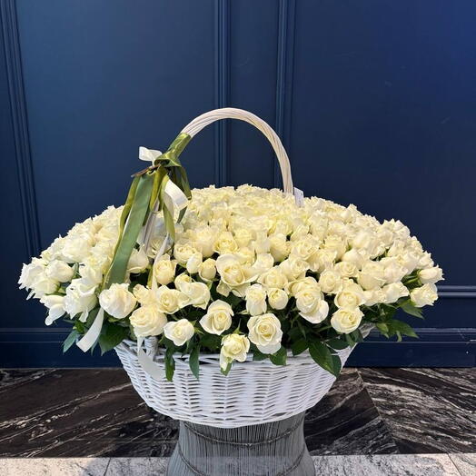 301 roses blanches dans un panier