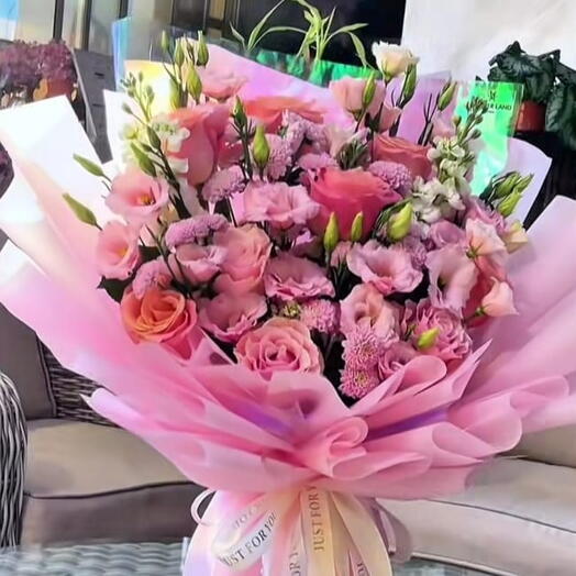 Ramo mixto de flores rosadas