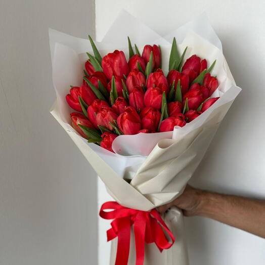 Эксклюзивный букет тюльпанов алого цвета ко Дню женщин.