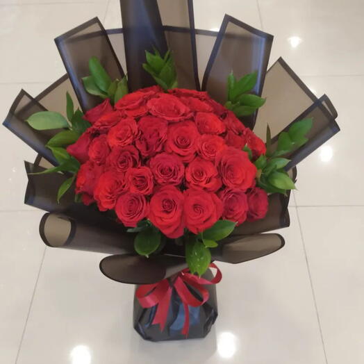 Букет из красных роз и рускуса - 22 розы