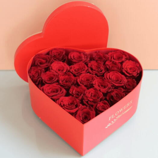 علبة على شكل قلب أحمر