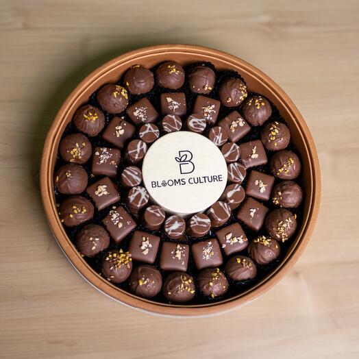 Поднос с цветами и бельгийским шоколадом