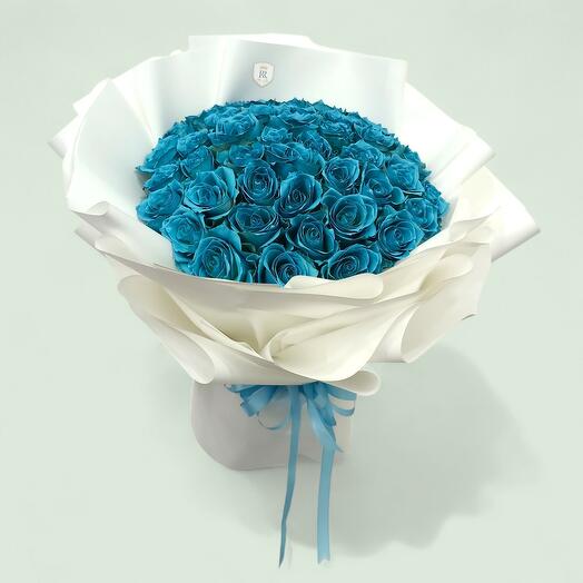 Потрясающий букет роз цвета аква