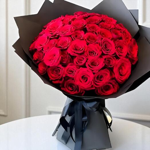 Luxury 30 Red Roses Bouquet in Elegant Black Wrap – Premium Fresh Flowers for Gifting