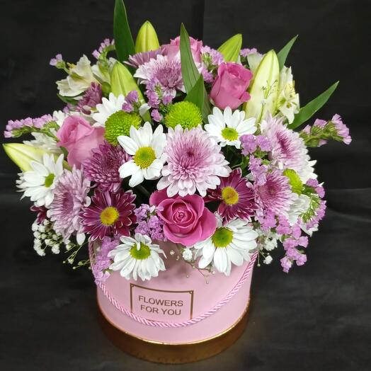 Смешанные белые и розовые цветы в коробке