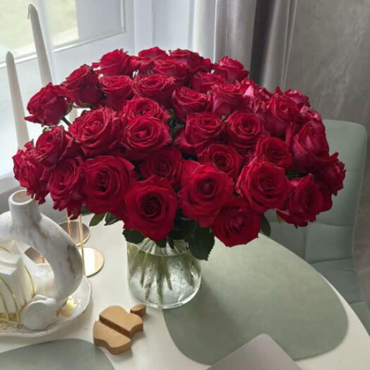 Премиум 50 красных роз в вазе