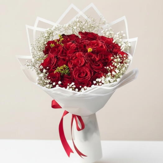 31 красная роза с гипсофилой