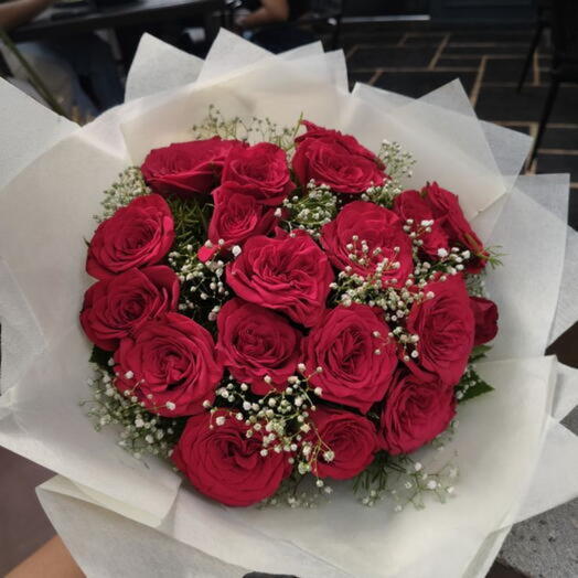 Red rose bouquet for love
