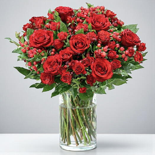 Алая элегантность – ваза с красными розами