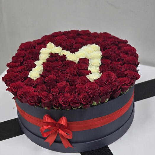 Luxury leather box in 101 red roses with M