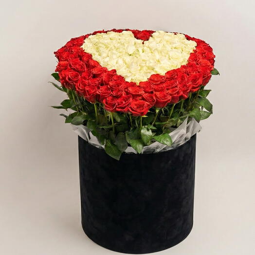 Коробка-сердце из роз ко Дню святого Валентина – красные розы с белым сердцем | 99 роз