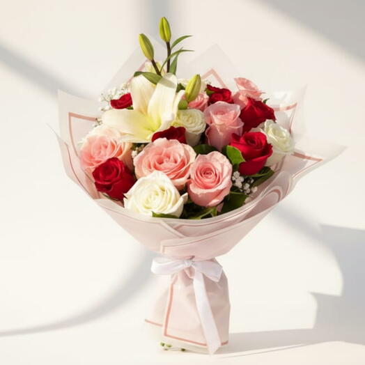 Букет «Трио роз — элегантность белой лилии»