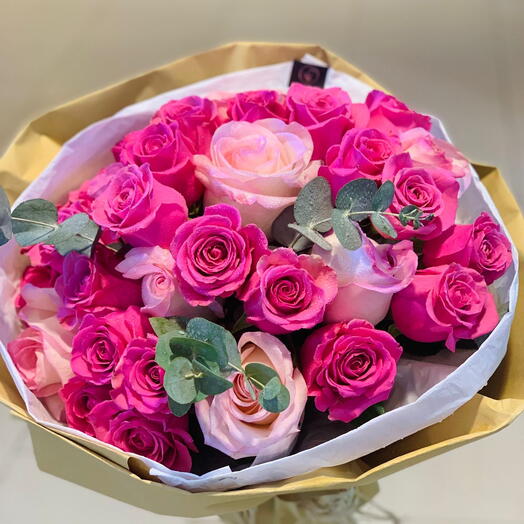 DARK PINK    PINK ROSES IN A BQT