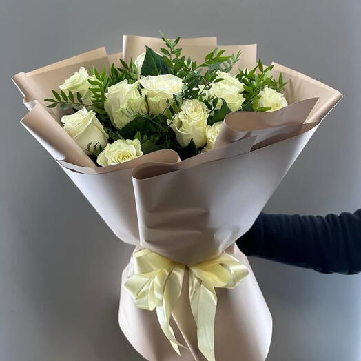 Букет роз ATTINA с листьями оливы в красивой упаковке