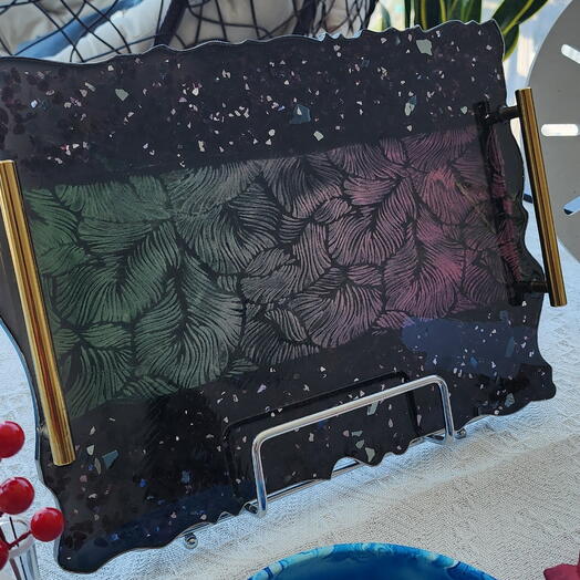 Поднос хромированного цвета